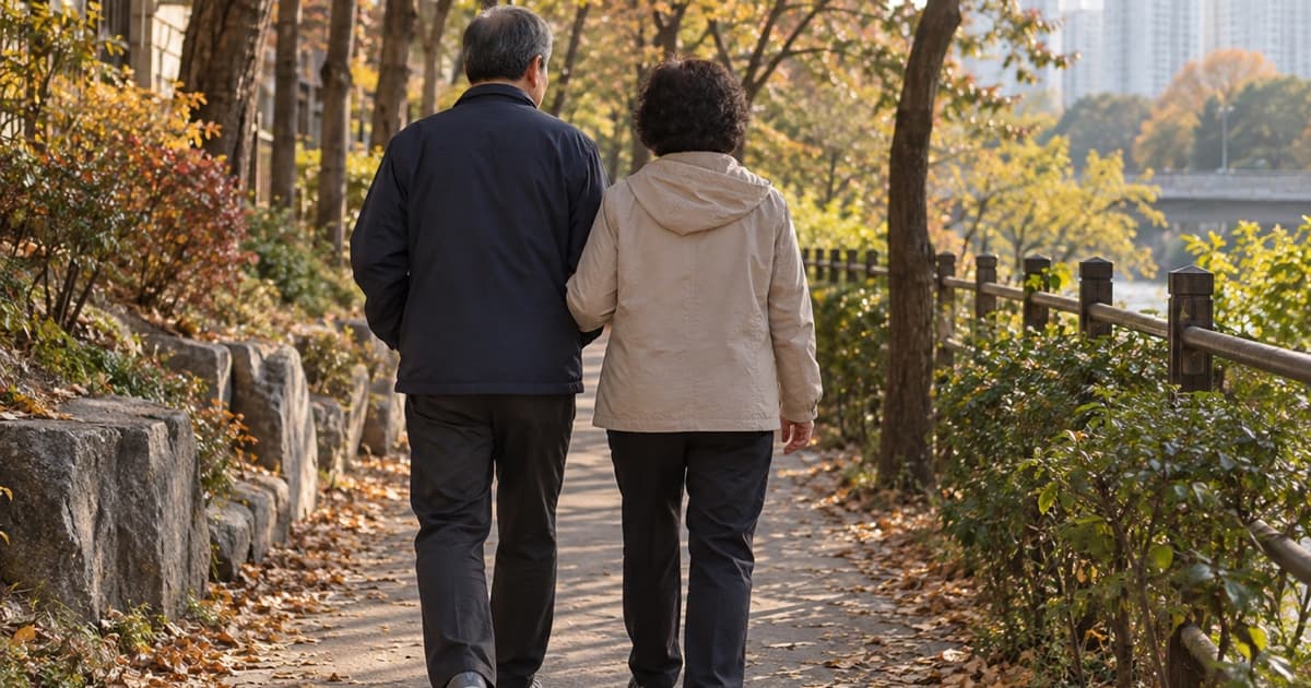가을의 동네 산책로를 함께 걷는 두 중장년 성인. 실제 인물이나 사건을 기록한 사진이 아닌 AI 생성 이미지.