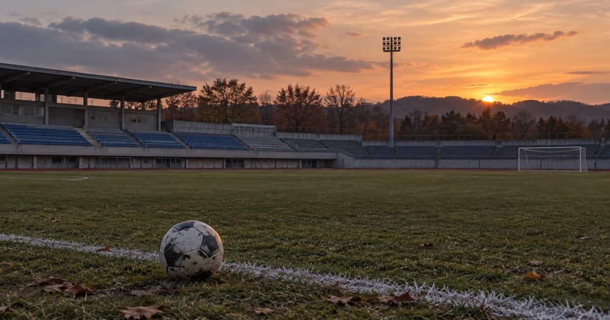 해질녘 빈 축구장 잔디 위 흰 선 옆에 축구공 한 개가 놓여 있다. AI 생성 이미지 / 데이마크